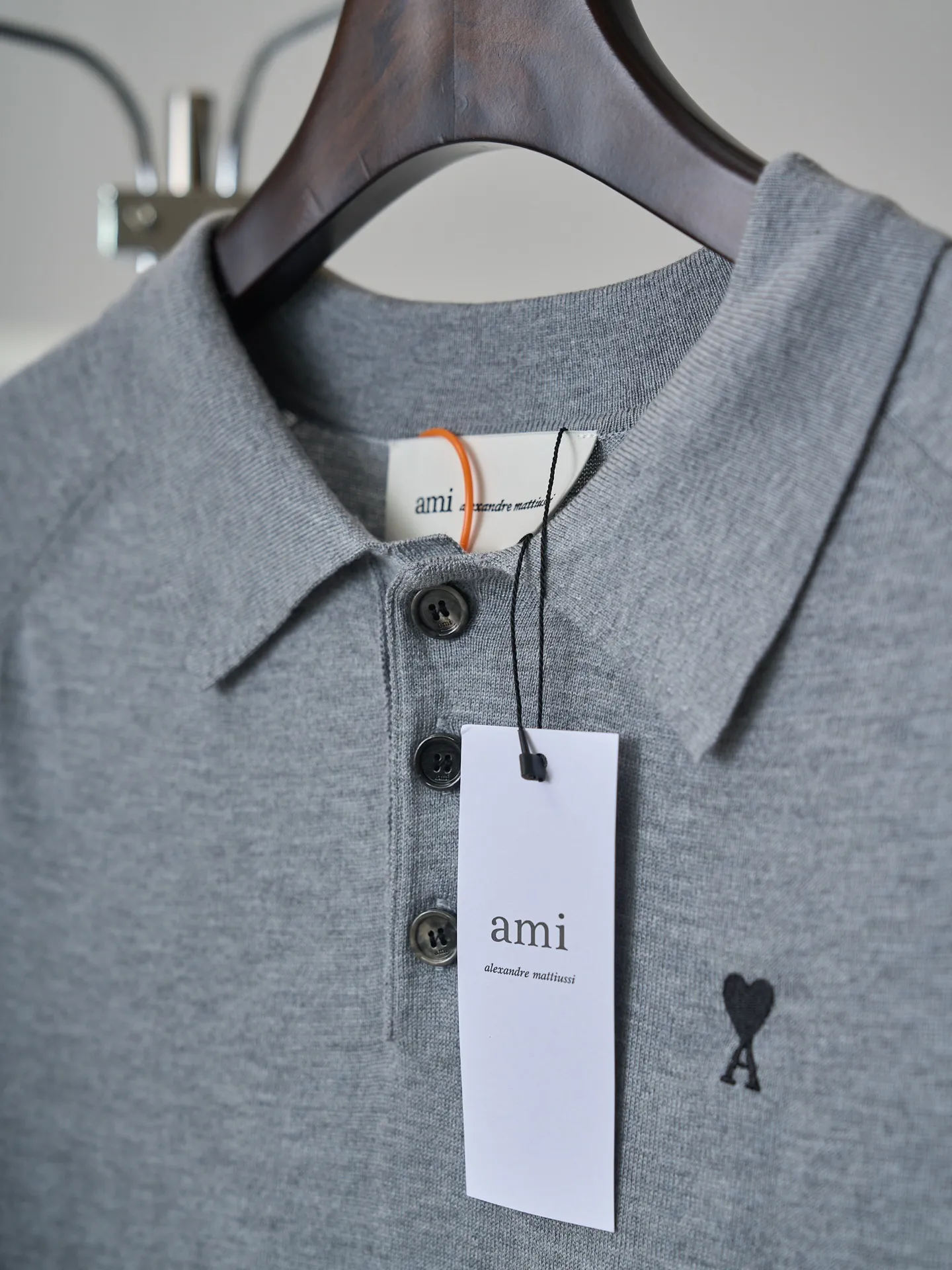 [Real auction] Ami/Ami love embroidered short-sleeved sweater polo shirt [In Stock] S M L It has a gentle and high-end style that blends restraint and romance. It adopts imported machine embroidery technology. It uses advanced computer control systems and precision mechanical components to realize Ami love embroidery operations. It has high precision and smooth and delicate lines. It uses three-dimensional seams. It uses specific sewing methods at the seams to make clothes more three-dimensional and fit the body. The workmanship is cumbersome and complicated. Garment washing water is added to soften and deodorize the process. Professional washing equipment and specific detergents are used. Deep clean and deodorize clothes to improve the feel, appearance and fit of clothes